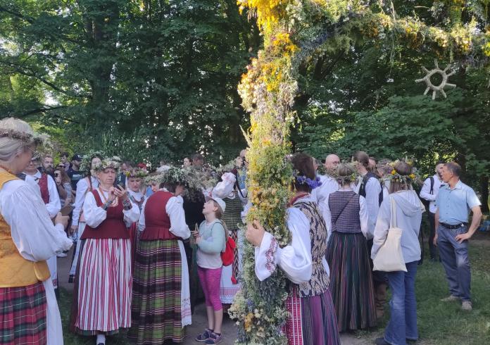 Į tradicinę Rasos šventę Verkiuose – su žolynų vainiku!