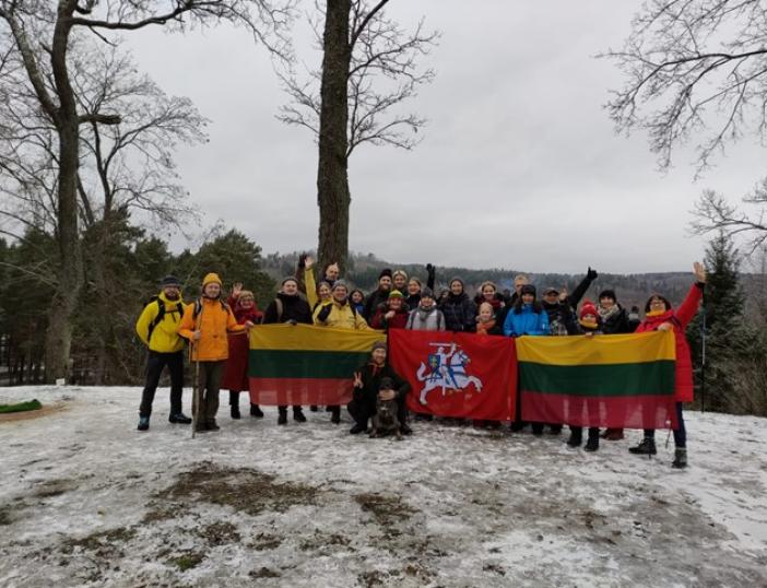 Vasario 16-osios žygis po Pavilnių regioninio parko piliakalnius 