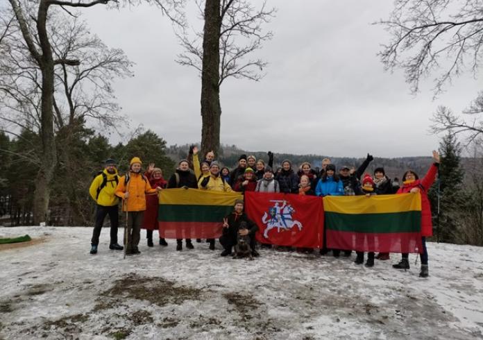 Vasario 16-osios žygis po Pavilnių regioninio parko piliakalnius 