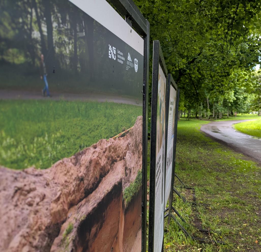 Verkių dvaro parke – nauja lauko paroda apie archeologinius tyrimus